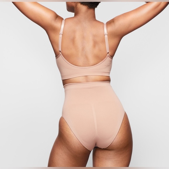 LOT of 2 NWT SKIMS shapewear seamless sculpt mid-waisted brief size medium - Picture 4 of 10